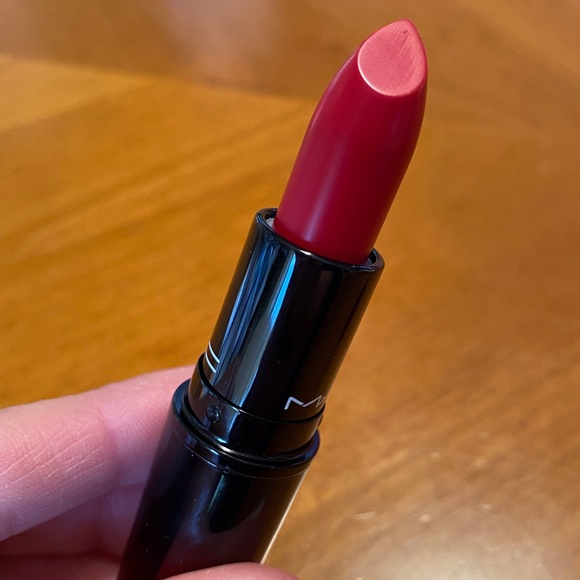 MAC Love Me Lipstick Give Me Fever - Picture 8 of 16